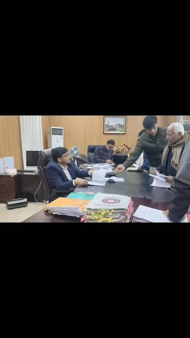 आम जनता की समस्याओं एवं शिकायतों की सुनवाई एवं निवारण करते जिला पदाधिकारी मुजफ्फरपुर श्री सुब्रत कुमार सेन।
#muzaffarpur...