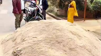 चाकुलिया: नगर पंचायत की कार्रवाई, चाकुलिया बाजार में अतिक्रमण हटाओ अभियान चलाया गया