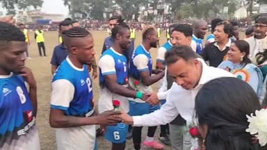 আউশগ্রাম ২: আউশগ্রামের গেঁড়াইয়ে ‘মরহুম হালিম ও হালিমা স্মৃতি ফুটবল প্রতিযোগিতা’র প্রথম সেমিফাইনালে জয়ী মেগা ট্রেডার্স সিমনোড়