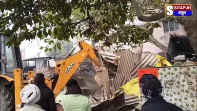 #सीतापुर अवैध कब्जेदारों पर चला बुलडोजर महिला अस्पताल की बाउंड्री वाल पर लोगों ने कर रखा था कब्जा #SitapurNews #UttarPra...