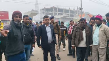 क्षेत्र भ्रमण कर कलर कोडिंग तथा रूट का निरीक्षण करते अनुमंडल पदाधिकारी पूर्वी तथा ट्रैफिक डीएसपी