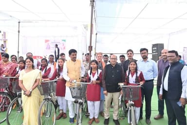 देवभोग विकासखंड के ग्राम धौराकोट में आयोजित जनसमस्या निवारण शिविर के अवसर पर सरस्वती सायकल योजना के अंतर्गत छात्राओं को ...