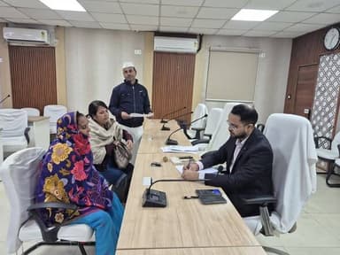 *जिलाधिकारी के साप्ताहिक जनता दरबार में 60 आवेदकों ने रखी अपनी समस्याएं*
*निराकरण हेतु जिलाधिकारी ने संबंधित विभाग के अ...