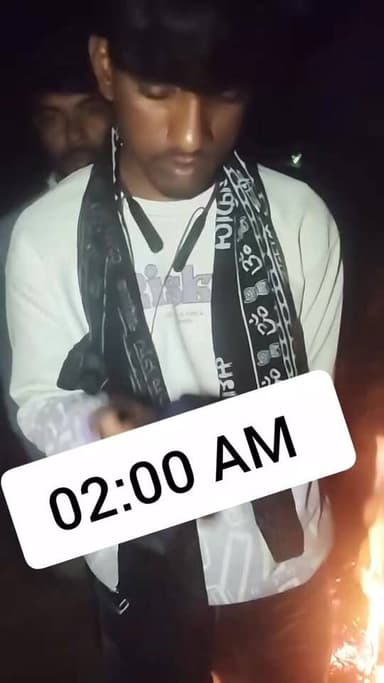 रात में रोड से किनारे सरसो के खेत में भटक रहे युवक को सही रास्ते पर लाने का प्रयास करते ग्रामीण