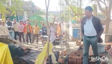 कुम्भराज: मृगवास: पंचायत भवन के पास शासकीय भूमि पर अवैध अतिक्रमण, प्रशासन ने निर्माण तोड़ा