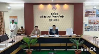 चाचौड़ा: कलेक्टर ने जिला कार्यालय में निर्माण एवं विकास कार्यों की समीक्षा बैठक ली, समय पर पूरा करने के दिए आदेश