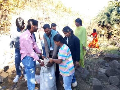 जल संचय अभियान: ग्राम घाट परासिया में सामूहिक श्रमदान कर बनाया गया बोरी बंधान
जल संगोष्ठी का भी किया गया आयोजन
========...