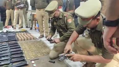 सोचिए...क्रिमिनल सामने हो और अचूक निशानेबाज UP पुलिस के ये कॉप्स पिस्टल में उलझे पड़े हों।
Viral Video उत्तर प्रदेश के ज...