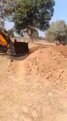 खुर्सीपार में मनरेगा में मशीनों का खेल, मजदूरों की जगह मशीनों से तालाब का निर्माण