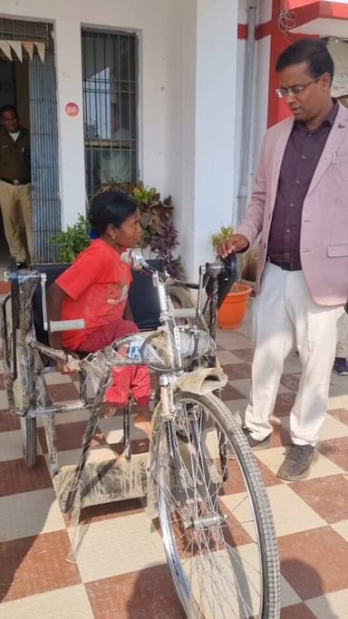 रात्रिकालीन जनचौपाल का दिखा असर, कलेक्टर डॉ. संजय कन्नौजे ने दिव्यांग युवती को दी ट्राईसाइकिल
#sarangarh_bilaigarh_upda...