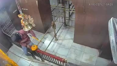 थावे दुर्गा मंदिर में चोरी का CCTV फुटेज आया सामने, चोरों की जानकारी देने पर एक लाख का इनाम घोषित, वीडियो को अधिक से अधि...