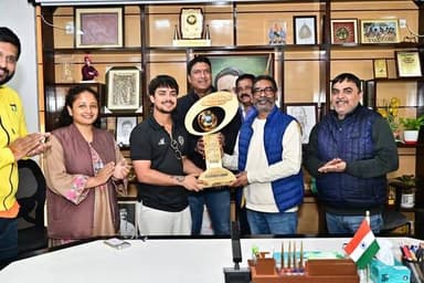 बिहार के रहने वाले ईशान किशन की अगुवाई वाली झारखंड की टीम सैयद मुश्ताक अली टी20 में फाइनल जितने पर झारखंड के सीएम हेमंत ...