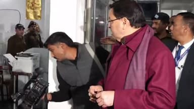 #देहरादून में CM पुष्कर धामी ने अचानक डालनवाला कोतवाली का निरीक्षण किया और ग़ैरहाज़िर मिले कोतवाल मनोज मैनवाल को लाइन हा...