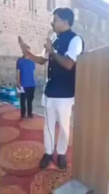 शेरगढ़ प्रधान और BDO के बीच भरी सभा में मंच पर तीखी बहस, क्या एक जनप्रतिनिधि द्वारा ऐसा बर्ताव उचित है....