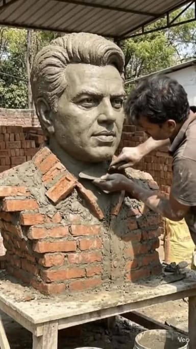 ये दीवानगी की इंतहा है, एक प्रशंसक शिल्पी बन गया और ईंट पत्थर सीमेंट में अपने हुनर का घोल मिलाकर भारतीय फ़िल्म इंडस्ट्री...