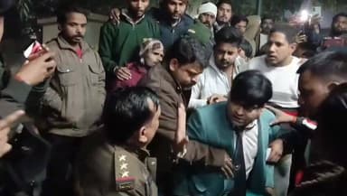 #ब्रेकिंग :- #चन्दौली-- सदर कोतवाली मे हंगामा करना पड़ा भारी-- पुलिस ने कई लोगो पर किया मुकदमा दर्ज
-- केजीनंदा हॉस्पिट...