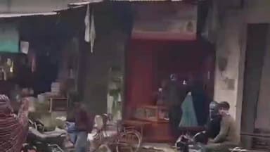 बिल्सी: खितौरा में गन पॉइंट पर लूटपाट कर भाग रहे तीन बदमाशों को गुस्साई भीड़ ने पकड़ा, जमकर धुनाई की, वीडियो वायरल