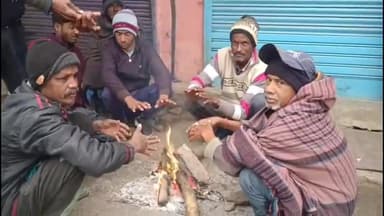 मधुपुर: मधुपुर में शीतलहरी का कहर, अलाव बना सहारा, प्रशासन की व्यवस्था नदारद