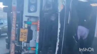 फलौदी: फलोदी के निकट नेशनल हाईवे 11 एका चौराहा पर एक ट्रोला पलटने से चालक सहित 2 लोग गंभीर रूप से घायल