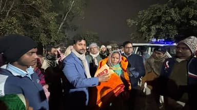 नगर परिषद जनकपुर रोड अंतर्गत अनुमंडल पदाधिकारी श्री गौरव कुमार द्वारा जरुरतमंदों के बीच कंबल वितरण एवं अलाव का व्यवस्था ...