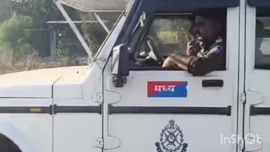 धरमपुरी: मुंबई-आगरा राजमार्ग पर खून से लथपथ महिला को थाना प्रभारी ने अस्पताल पहुँचाया, CPR देकर बचाई जान