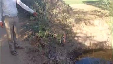 आसीन्द: आसींद विधानसभा क्षेत्र के लखेरा–बल्लेव मार्ग पर धंसा कच्चा कुआं, हादसे की आशंका