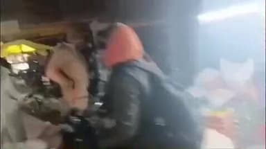 इकौना: इकौना कस्बे में अतिक्रमण मुक्त सड़क बनाने के लिए पुलिस ने सड़क किनारे अतिक्रमण हटवाने की कार्रवाई की