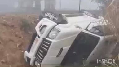 सादाबाद: घने कोहरे के कारण सैनपुर बम्बा के पास गहरे गड्ढे में पलटी स्कॉर्पियो, चालक मामूली रूप से हुआ चोटिल