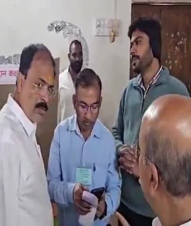 फलटण: फलटण येथे मतदान यंत्रात बिघड झाल्याने घेतला उमेदवारांनी आक्षेप