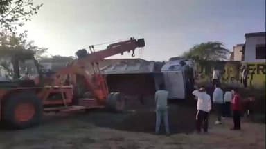 खेतड़ी: नानू वाली बावड़ी में सड़क निर्माण के दौरान सीमेंट-रोड़ी के मिक्स मटेरियल से भरा डंपर पलटा, ड्राइवर बाल-बाल बचा