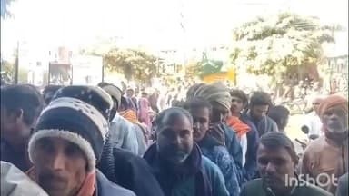 अरनोद: दलोट क्षेत्र में यूरिया के लिए सुबह 5 बजे से कतारों में किसान, महिलाएं भी दो कट्टे पाने के लिए लगीं लाइन में