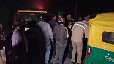 मोठ: मोठ कोतवाली क्षेत्र में भरोसा रेलवे ओवरब्रिज के पास आपे और लोडर की आमने-सामने भिड़ंत, आधा दर्जन लोग घायल