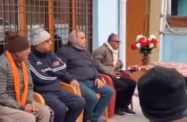 शोहरतगढ़: विधायक विनय वर्मा ने अपने आवास पर आए शिकायतकर्ताओं की समस्याओं को सुनकर किया निस्तारण