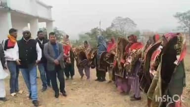 धनवार: प्रशासन के साथ 20 सूत्री अध्यक्ष ने किया कंबल का वितरण, लोग दिखे उत्साहित