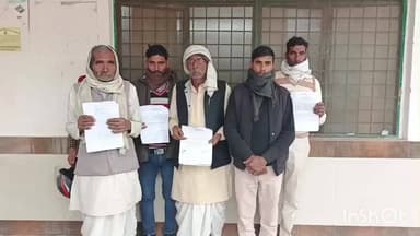 जलालाबाद: गांव मगटोरा के ग्रामीणों ने दबंगों द्वारा सरकारी जमीन पर कब्जा और मुख्य चकमार्ग बंद करने के विरोध में दिया ज्ञापन