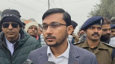 मीडिया कर्मियों से बातचीत करते हुए जिला पदाधिकारी, मुजफ्फरपुर श्री सुब्रत कुमार सेन।
#IPRDBihar
#Muzaffarpurpolice
#B...