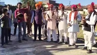 सीहोर: जिले के ग्राम चंदेरी और अवंतीपुरा के किसानों का अनोखा प्रदर्शन, घंटी बजाकर सरकार को जगाने की कोशिश