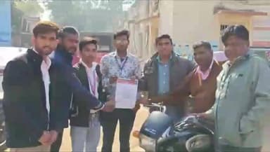 हिण्डौन: मंडावरा रोड पर जलभराव की समस्या से परेशान लोगों ने अधिकारियों को सौंपा ज्ञापन