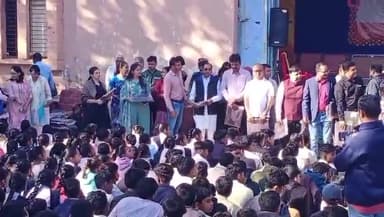 વાલિયા: શ્રી રંગ નવચેતન વિદ્યા મંદિર શાળા ખાતે ધારાસભ્ય રમેશ મિસ્ત્રી અને રિતેશ વસાવાના હસ્તે 4 હજાર બાળકોને કપડાં વિતરણ કરાયુ