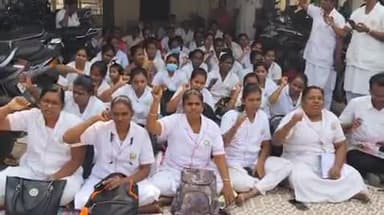 திருப்பூர் தெற்கு: பெருச்சிபாளையம் அரசு மருத்துவக் கல்லூரி மருத்துவமனையில் எம்ஆர்பி செவிலியர்கள் காத்திருப்பு போராட்டத்தில் ஈடுபட்டுள்ளனர்