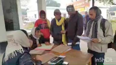 मढ़ौरा: मढ़ौरा अंचल परिसर में राजस्व अधिकारी ने जमीनी विवाद सुलझाने के लिए लगाया जनता दरबार