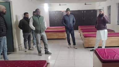 आंवला: आंवला में रैन बसेरा शुरू, चेयरमैन ने व्यवस्थाओं का निरीक्षण कर दिए निर्देश