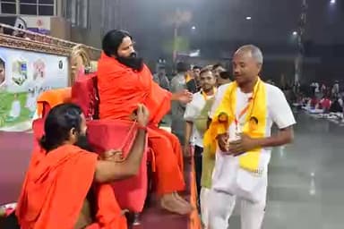 #योग #गुरु #स्वामी #रामदेव जी से #आशीर्वाद लेते #संतराम