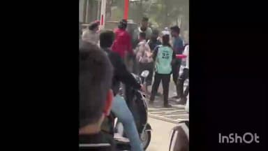 उल्हासनगर: उल्हासनगर मध्ये सेक्युरिटी गार्डला डिलिव्हरी बॉय आणि त्याच्या सहकाऱ्यानीं लाठीकाठी ने केली बेदम मारहाण, व्हिडिओ व्हायरल