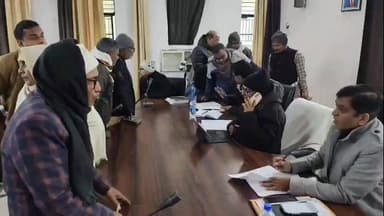 बैरिया: बैरिया संपूर्ण समाधान दिवस में अपर जिलाधिकारी ने सनी फरियादियों की फरियाद, 45 मामलों में से सिर्फ तीन का हुआ निस्तारण