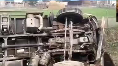 बिसवां: दिल्ली से नेपाल जा रहा ट्रक रेउसा में बीआरसी भवन के पास अनियंत्रित होकर सड़क के नीचे पलटा, चालक गंभीर घायल