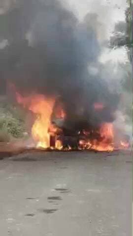 मझौलिया: कोठी चौक अमवा मझार पंचायत में चलती कार में लगी आग, शिक्षिका बाल-बाल बचीं, वीडियो वायरल