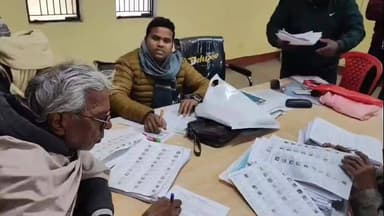 बैरिया: बैरिया में एसआईआर कार्य में लगे कर्मियों ने रखी अपनी पीड़ा, एसडीएम ने कहा- पहुंचाएंगे बात डीएम साहब तक