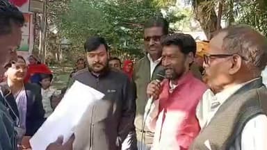 नरसिंहपुर: वेतन न मिलने तक काम नहीं, आंदोलनकारी सफाई कर्मियों को मनाने पहुंचे नगर पालिका सीएमओ