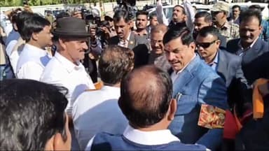 बिचौली हप्सी: मुख्यमंत्री पहुंचे इंदौर एयरपोर्ट, बीजेपी विधायकों ने किया स्वागत, भोपाल और इंदौर में मेट्रो की सौगात के लिए दी बधाई